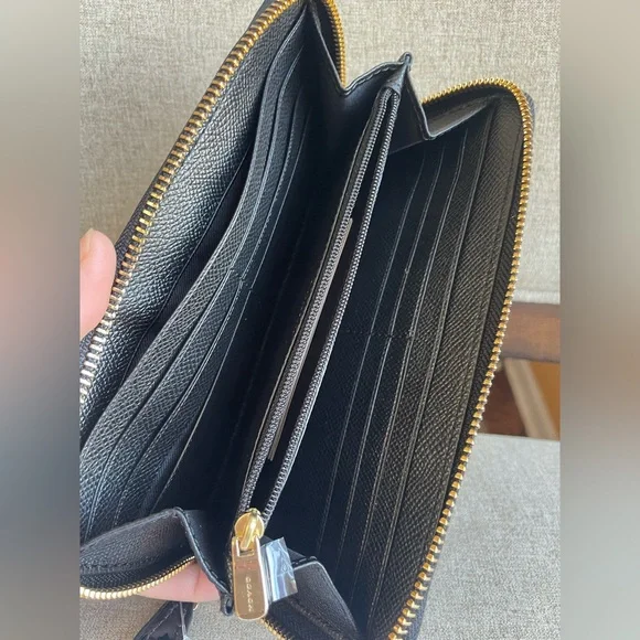 NWT！COACH ACCORDION ZIP WALLET IN SIGNATURE DEBOSSED PATENT LEATHER（COACH F54805